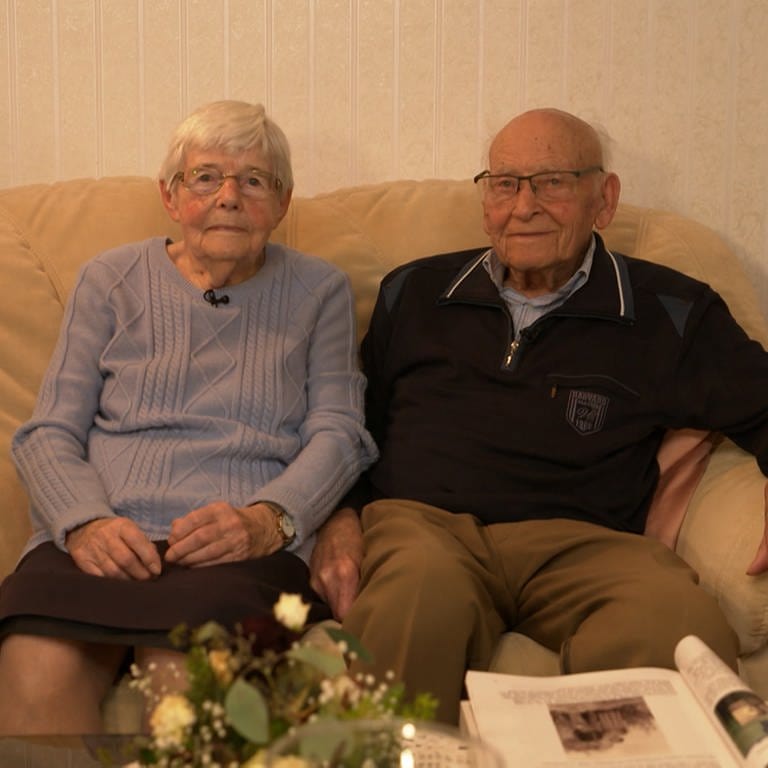 Ein älteres Paar auf der Couch