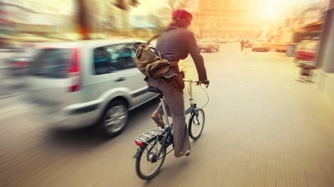 #besserRadfahren: Gefährliche Situation beim Fahrradfahren - Auto fährt sehr nah und mit hoher Geschindigkeit an Radfahrerin vorbei.