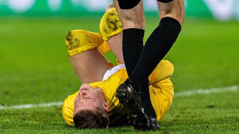 FCK-Keeper Julian Krahl hat sich beim 1:1 des 1. FC Kaiserslautern bei Hannbover 96 an der Hand verletzt und musste mehrere Spiele aussetzen.