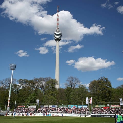 Fans zünden beim Derby der Stuttgarter Kickers gegen den VfB Stuttgart II Pyrotechnik.