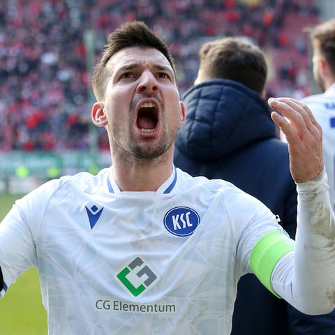Jerome Gondorf (Karlsruher SC) bejubelt das 4:0 durch Budu Zivzivadze gegen den 1. FC Kaiserslautern.