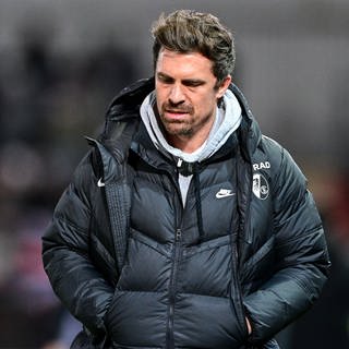 Trainer Thomas Stamm (SC Freiburg II) schaut deprimiert