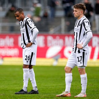Yassin Ben Balla und David Otto vom SV Sandhausen sind enttäuscht, weil es gegen den Halleschen FC trotz Führung nur einem Punkt reiche.