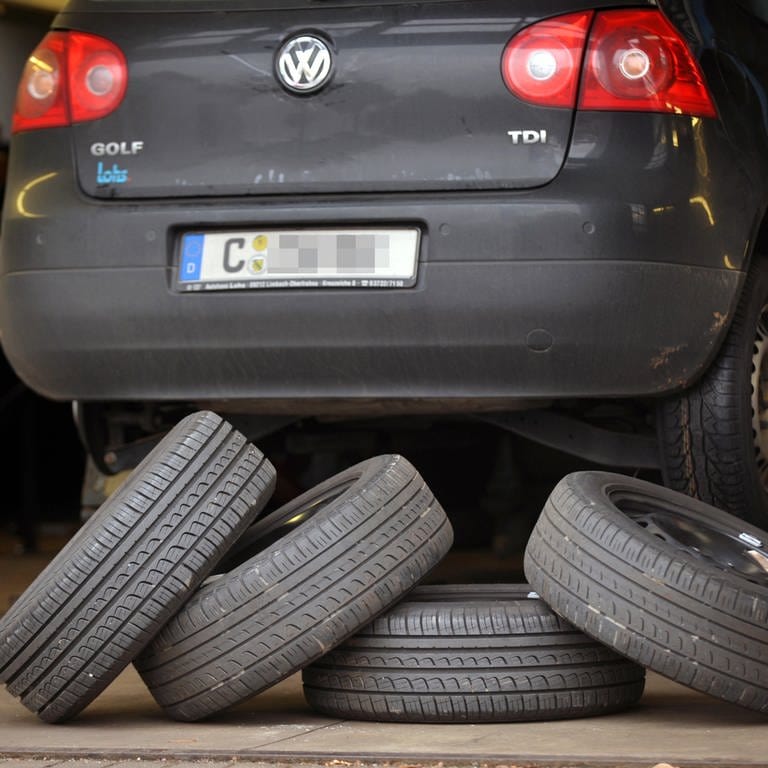 Reifen vor einem Auto | So lagern Sie Ihre Winterreifen richtig (Foto: dpa Bildfunk, Hendrik Schmidt)