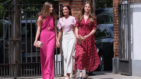 Prinzessin Sofia kommt mit Königin Letizia und Schwester Leonor auf dem Weg zur Kirche für die Firmung