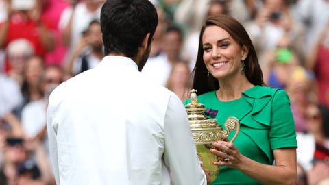 Prinzessin Kate überreicht Tennisprofi Carlos Alcatraz im grünen Kleid einen Pokal und strahlt dabei. Er gewann des Grand-Slam-Turniers in Wimbledon.