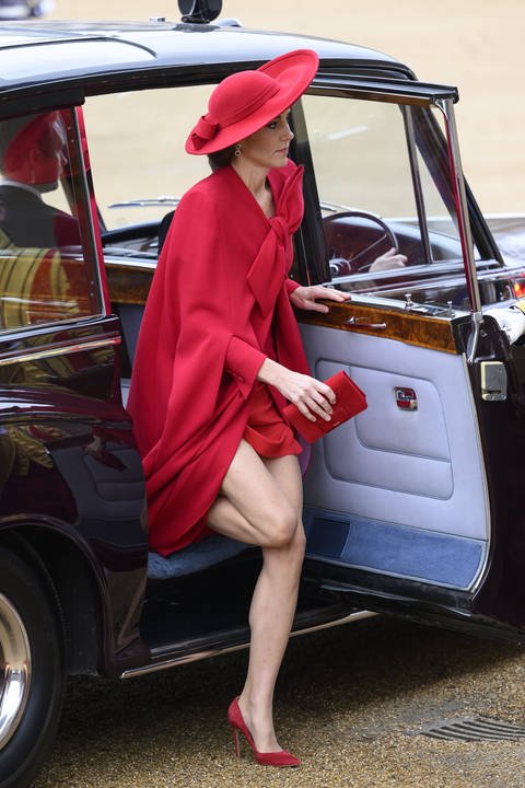 Prinzessin Kate Middleton in rotem Mantel beim Empfang des Präsidenten von Südkorea Yoon Suk Yeol während des Staatsbesuchs auf der Horse Guards Parade in London, Vereinigtes Königreich, 21. November 2023