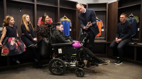 Prinz William verleiht dem im Rollstuhl sitzenden Ex-Rugby Spieler Rob Burrow den Order of the British Empire CBE in Leeds. Burrow ist 2019 an der Nervenkrankheit ALS erkrankt.