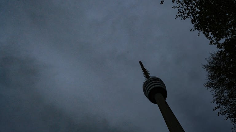 Dunkle Regenwolken hängen über dem Fernsehturm in Stuttgart. (Foto: picture-alliance / Reportdienste, picture alliance/dpa | Bernd Weißbrod)
