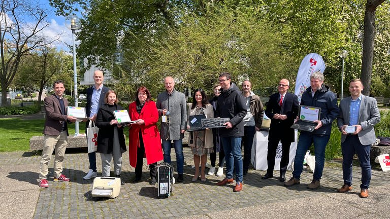 Vertreter der Gewerkschaft Erziehung und Wissenschaft (GEW) stehen mit alten Computern und Geräten vor dem baden-württembergischen Landtag.