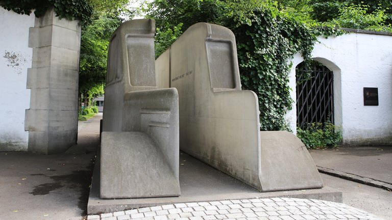 Das Denkmal der grauen Busse am ZfP Weissenau in Ravensburg