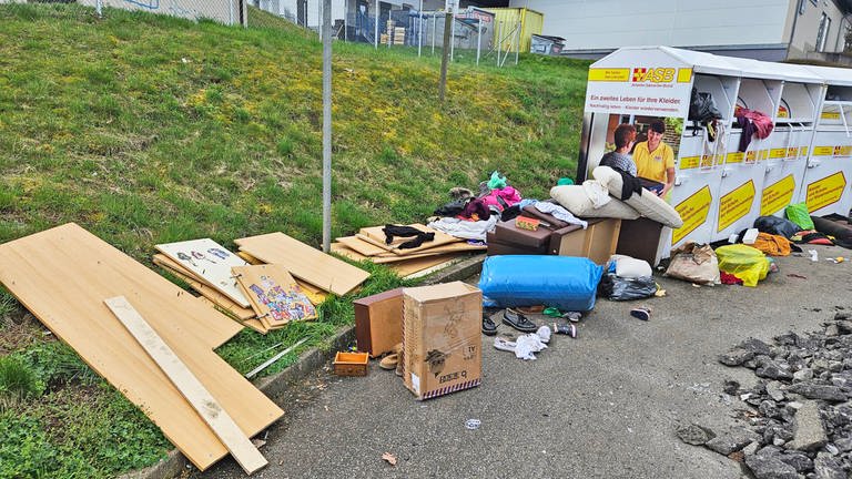 Wilder Müll liegt an verschiedenen Stellen im Calwer Stadtgebiet