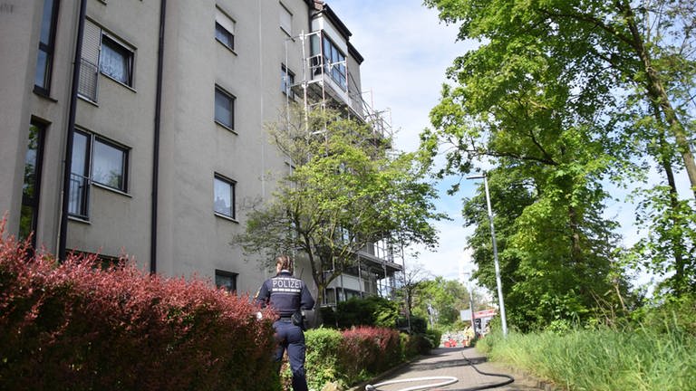 Bei einem Polizeieinsatz in Mannheim ist ein mutmaßlicher Einbrecher gestorben. Er stürzte von einem Gerüst, als die Polizei ihn festnehmen wollte. Wie er stürzte, ist unklar.