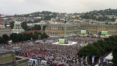 Tausende Menschen beim Public Viewing auf dem Schloss Stuttgart.
