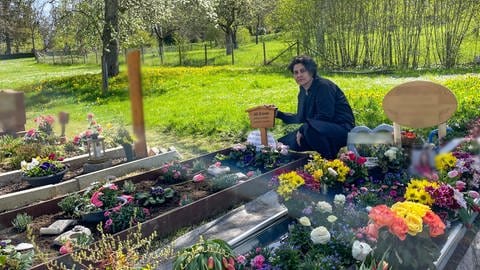 Meryem Üge Evren am Grab ihres Mannes auf dem Friedhof in Nagold. Nachdem er letztes Jahr nach einer Krebserkrankung gestorben ist, hat sie ein Doppelgrab für sich gekauft. Doch dort liegt nun eine andere Frau.  (Foto: SWR, Mia Zundel)