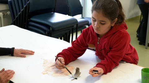Kinder in der LEA in Ellwangen malen ihre Träume vom Frieden. Malen ist hier auch Therapie.