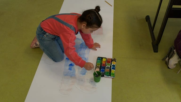 Kinder in der LEA in Ellwangen malen ihre Träume vom Frieden. Malen ist hier auch Therapie.