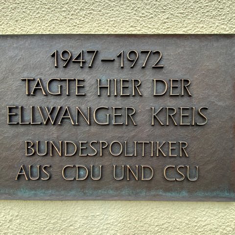 "1947-1973 tagte hier der Ellwanger Kreis" steht auf einer Gedenktafel am ehemaligen Gasthaus "Goldener Adler" am Marktplatz in Ellwangen.