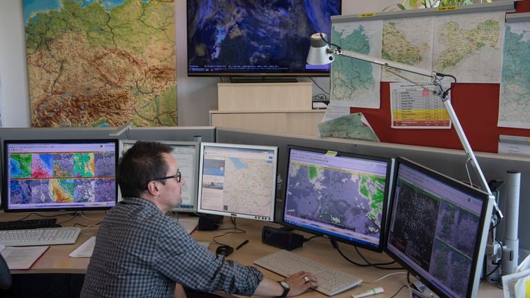 Das aktuelle Wetter in Deutschland behalten Mitarbeiter des Deutschen Wetterdienstes in Offenbach mit Hilfe von Monitoren im Blick. 