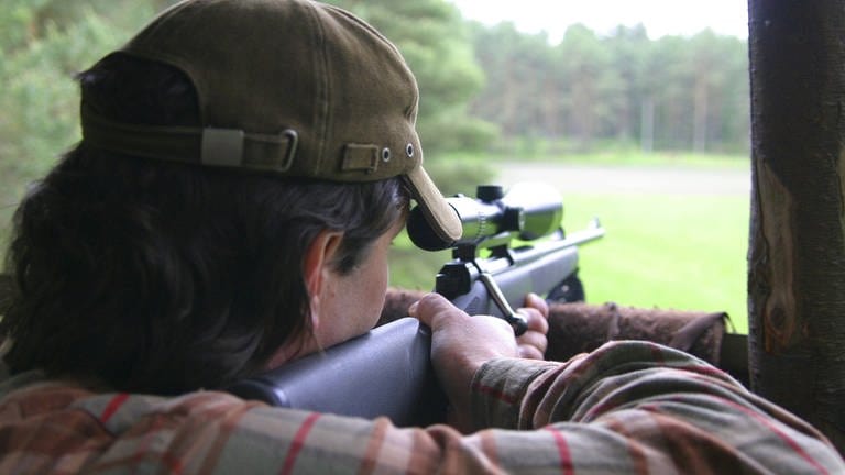 Man jagt mit Gewehr (Foto: IMAGO, IMAGO / blickwinkel)