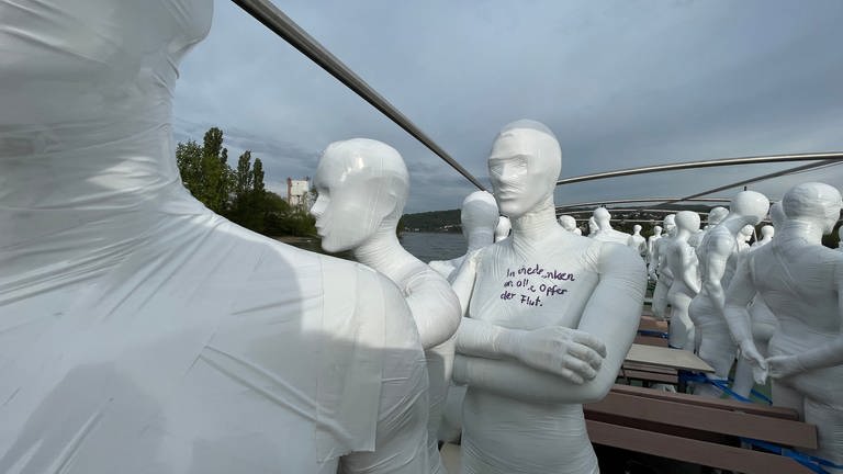 135 Statuen: Stummer Protest auf dem Rhein 