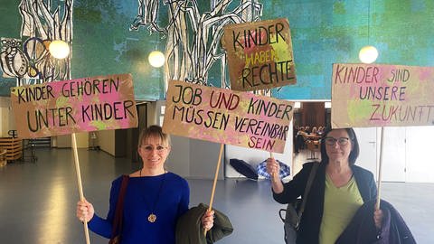 Christiane Huber und Liselotte Seibert von der "Elterninitiative Betreuungsnotstand Ludwigshafen" demonstrieren vor dem Jugendhilfeausschuss