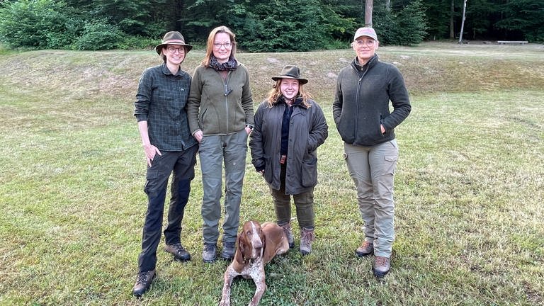 Die vier Jägerinnen nach der Jagd mit Jagdhund Horton. (Foto: SWR)