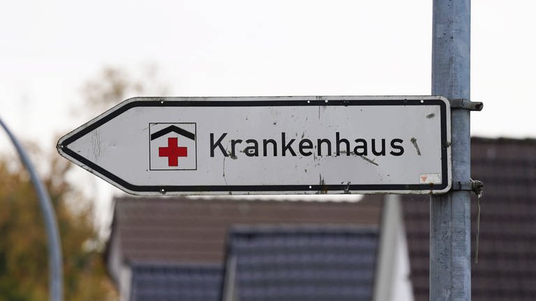 Ein Schild mit der Aufschrift Krankenhaus: Auch Krankenhäuser in der Region Trier stehen unter finanziellem Druck