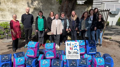 Triki Büro Trier übergibt gespendete Schulranzen an Kita Solzialarbeiterinnen
