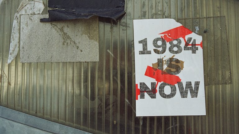 Weiße rote und schwarze Wandkunst mit der Aufschrift: 1984 is now