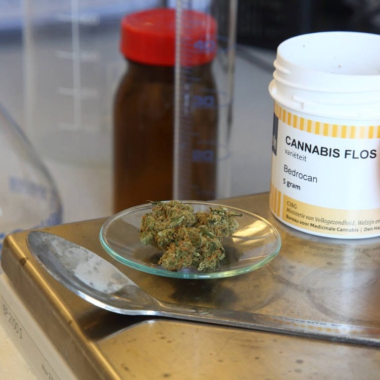 Cannabis als Medikament in einer Apotheke (Foto: IMAGO, imago images / epd)