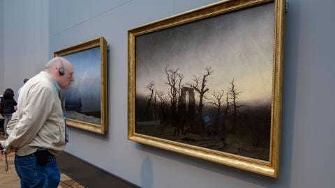 Das Ölgemaelde „Abtei im Eichwald“ in der Sonderausstellung „Unendliche Landschaften“ in der Alten Nationalgalerie Berlin.