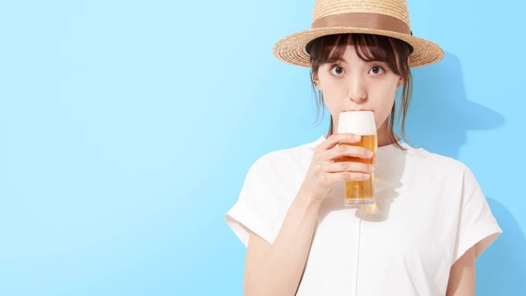 Japanische Frau mit Bier