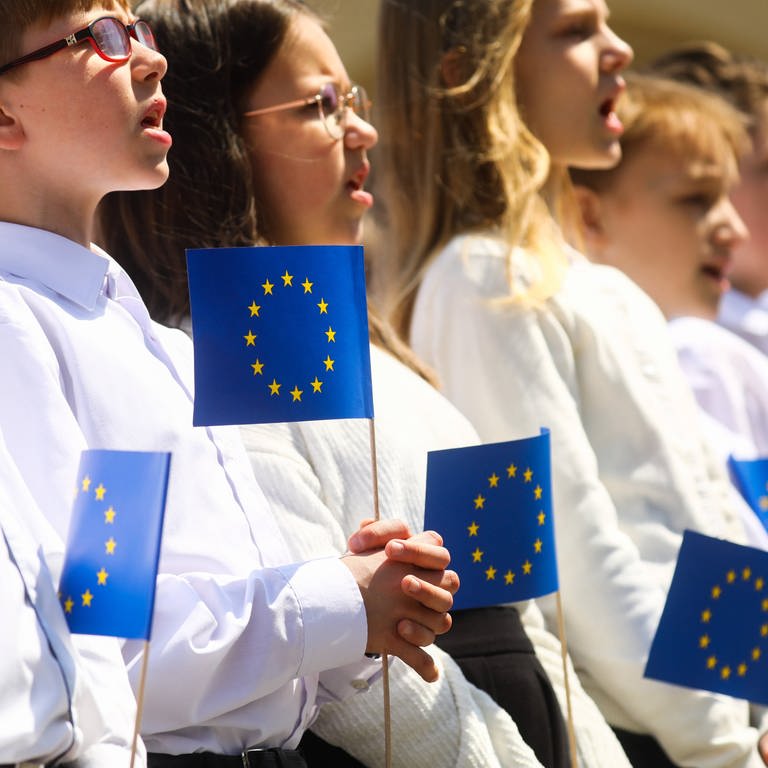 Children hold EU flags while singing the European anthem Ode to Joy during celebration of 18-year of Polish membership in the European Union. (Foto: IMAGO, IMAGO / NurPhoto)