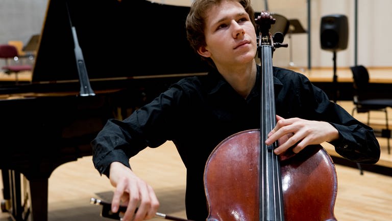 Die Musikredaktion von SWR2 hat den jungen Tübinger Cellisten Lionel Martin (18) zum SWR2 New Talent 2021 gewählt © SWRSabine Stumpp