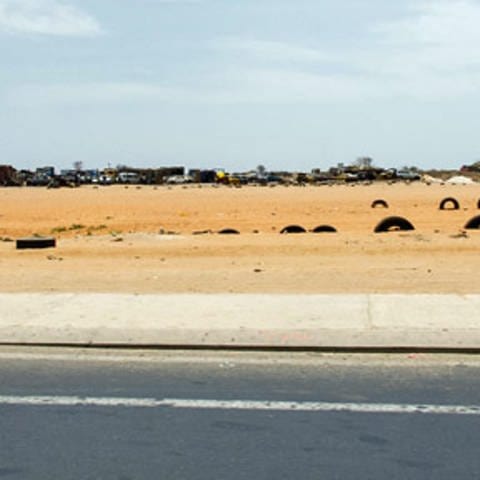 Autoreifen im Sand: Die Hörerin hat das Foto zur Veranschaulichung mitgeschickt. Die Reifen dienen in trockenen Ländern wie hier im Senegal zur Abrengzung von Feldern oder Sportplätzen