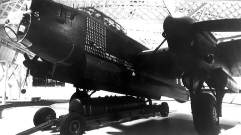 Ein Lancaster Bomber der britischen Royal Air Force (RAF) in einem Museum in Hendon. Mit diesem Bomber wurden im Zweiten Weltkrieg mehr als 125 Einsätze über Deutschland geflogen. Unter dem Flugzeug ist eine 8.000 Pfund Minenbombe "Blockbuster" zu sehen.
