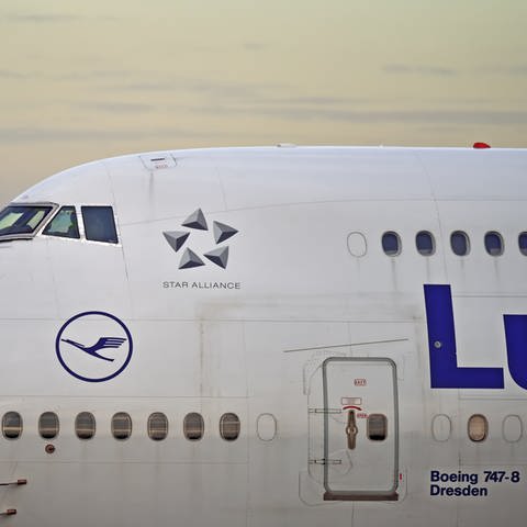 Boeing 747 der Lufthansa auf dem Rollfeld: Flugzeugtüren können nicht verschlossen werden, weder von innen noch von außen.